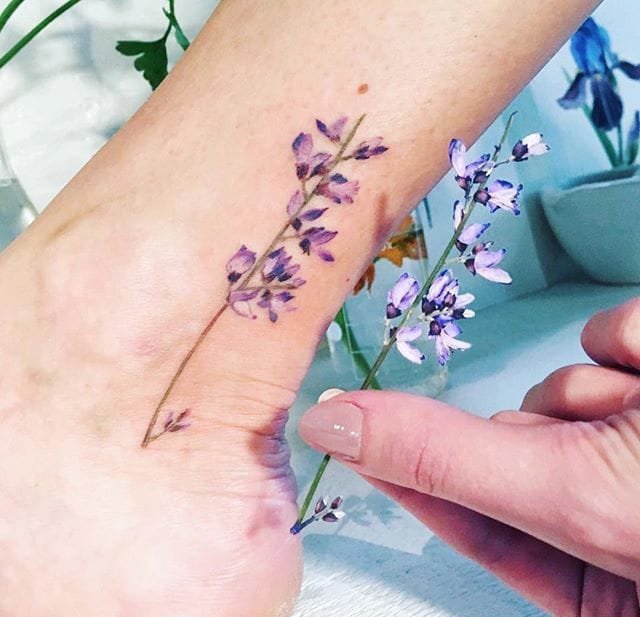 点击大图看下一张：女生喜欢的小清新植物纹身图案