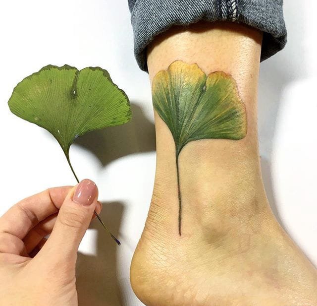 点击大图看下一张：女生喜欢的小清新植物纹身图案