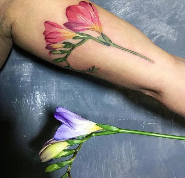 点击大图看下一张：女生喜欢的小清新植物纹身图案