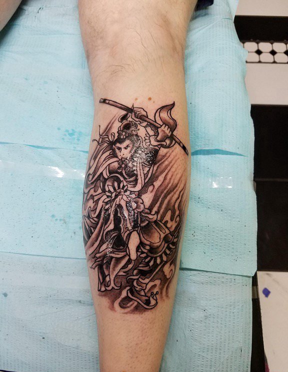 点击大图看下一张：手臂上黑色的孙悟空纹身神话人物纹身图片