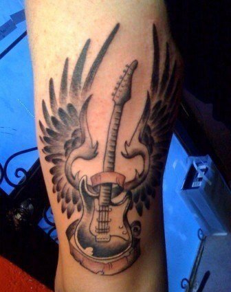 点击大图看下一张：黑色点刺纹身电吉他纹身天使翅膀女性手臂纹身图片