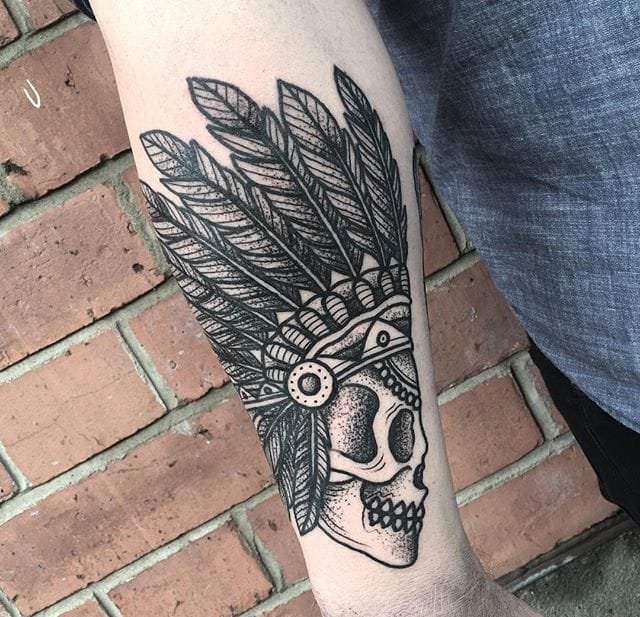 点击大图看下一张:酷酷的点刺技巧黑白简洁纹身图案