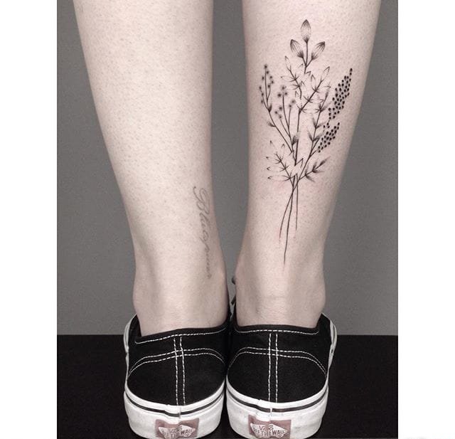 点击大图看下一张：女生喜爱的黑色小清新植物纹身