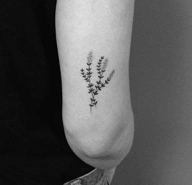 点击大图看下一张：女生喜爱的黑色小清新植物纹身