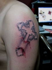 手臂超个性的十字架纹身图案