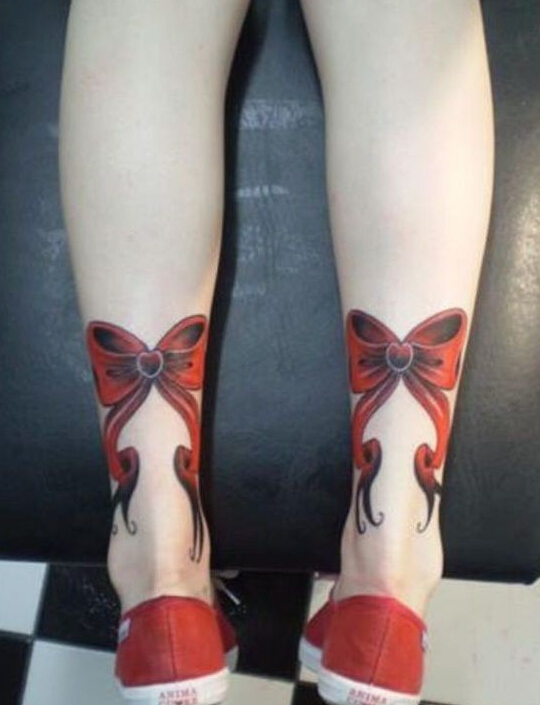 点击大图看下一张：腿部红色的蝴蝶结纹身图案