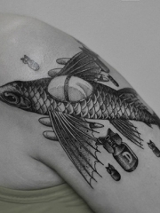 手臂个性飞鱼轰炸机纹身图案