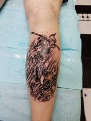 手臂上黑色的孙悟空纹身神话人物纹身图片