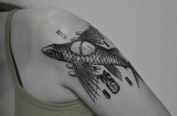 点击大图看下一张：手臂个性飞鱼轰炸机纹身图案