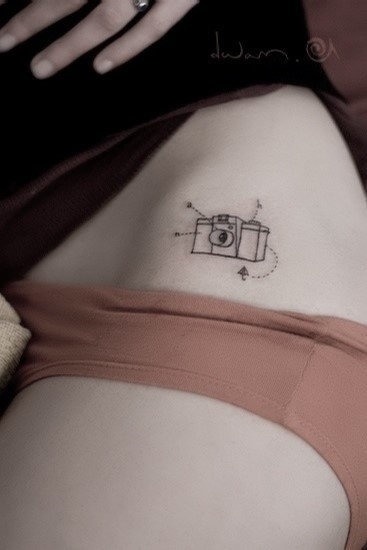点击大图看下一张：性感腰部的迷你相机纹身图案