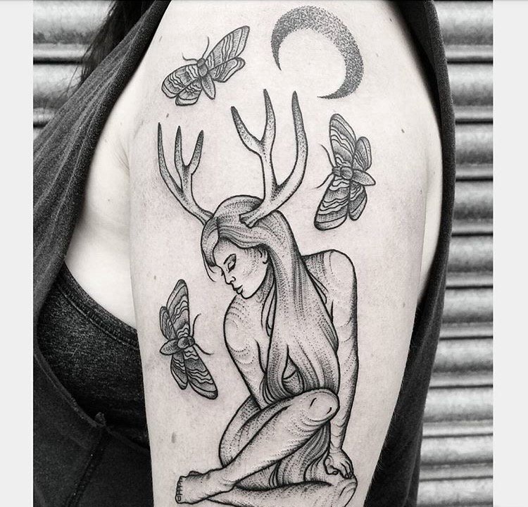 点击大图看下一张：美女手臂上黑色女孩麋鹿角纹身素描技巧点刺纹身图片