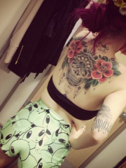 性感美女背部骷髅花卉纹身图案