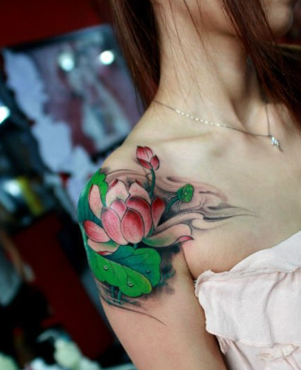 点击大图看下一张：女孩子肩部处彩色莲花纹身图案