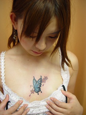 点击大图看下一张：漂亮女生胸部的蝴蝶纹身图案