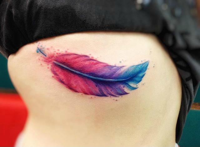 点击大图看下一张：腰部彩色梦幻的羽毛水彩纹身图案