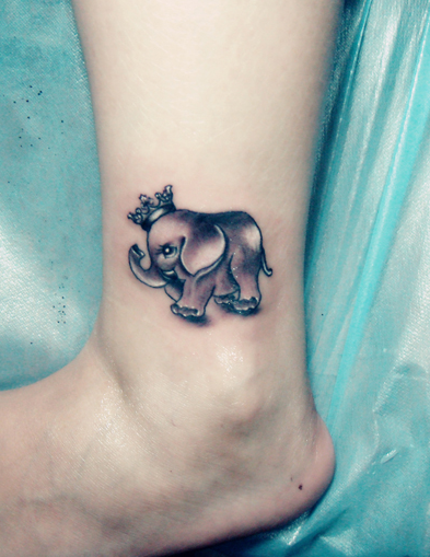 点击大图看下一张：脚踝可爱的小象皇冠纹身图案