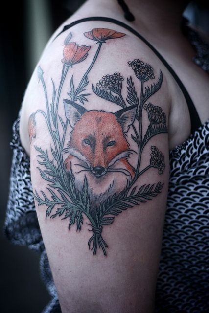 点击大图看下一张：女性手臂上花丛中的狐狸纹身图案