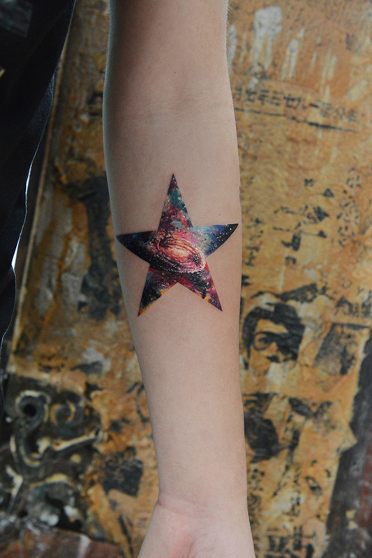 点击大图看下一张：手臂五角星星空水彩纹身图案