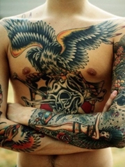 男性胸部霸气的大面积传统纹身动物图案纹身
