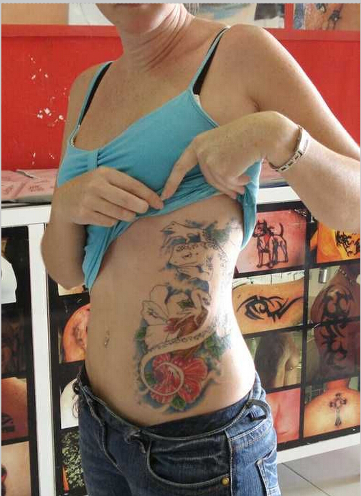 点击大图看下一张：美女腰部个性巨大的蜥蜴花朵纹身图案