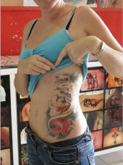 美女腰部个性巨大的蜥蜴花朵纹身图案