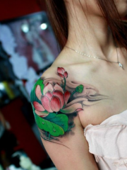 女孩子肩部处彩色莲花纹身图案
