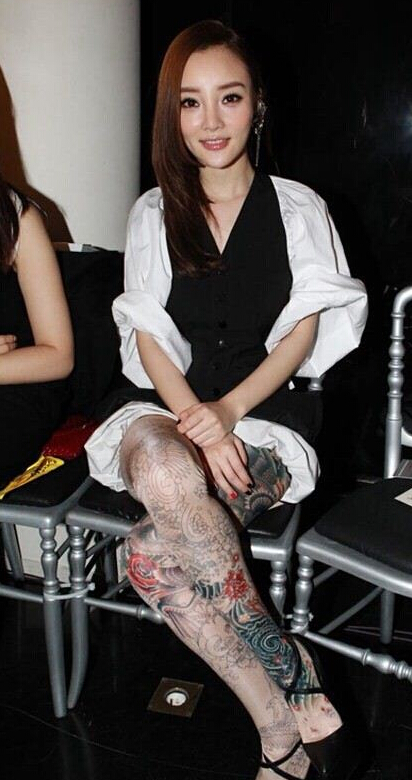 点击大图看下一张：漂亮美女明星李小璐花腿纹身图案