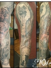 男性手臂上彩色的狗头纹身植物藤叶子纹身小花臂图片