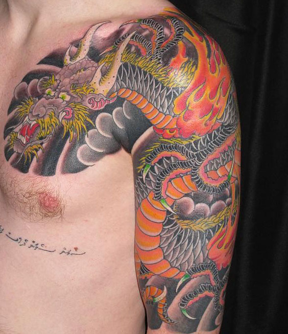 点击大图看下一张：半甲龙彩绘男人纹身图案