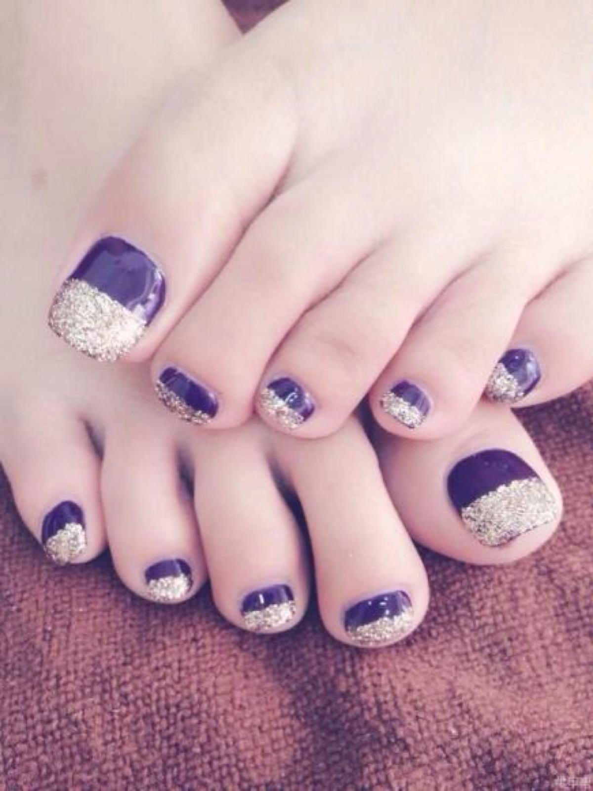 点击大图看下一张：简单的紫色指甲油搭配银色亮片法式脚趾甲美甲图片
