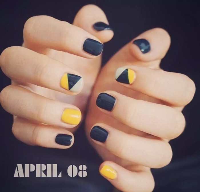 点击大图看下一张：简单的黑色搭配黄色短指甲几何图形彩绘美甲图片