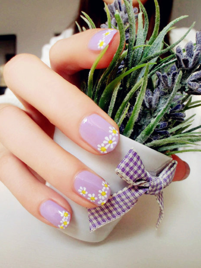 点击大图看下一张：简单好看的紫色QQ甲搭配小雏菊图案彩绘美甲图片