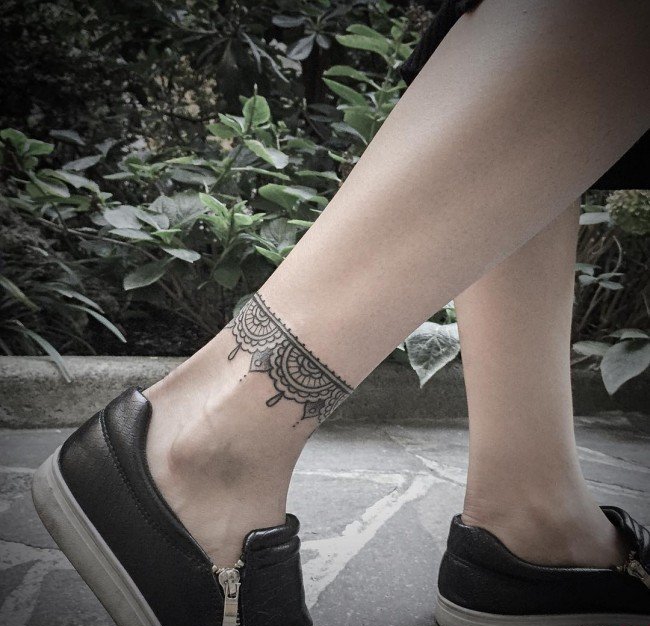点击大图看下一张：女生脚踝上简约纹身图案