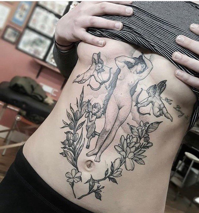 点击大图看下一张：女性腹部上的裸体女性和小天使纹身图片
