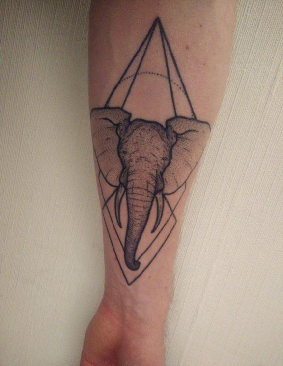 点击大图看下一张：手臂上黑色大象纹身点刺技巧几何元素纹身图片
