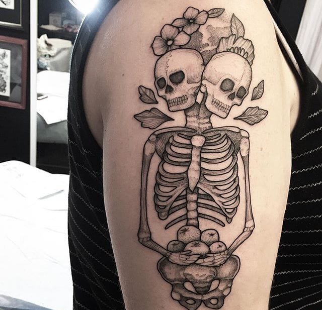 点击大图看下一张：个性的黑白点刺纹身图案