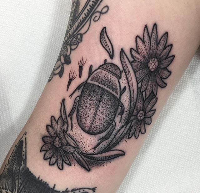 点击大图看下一张：个性的黑白点刺纹身图案