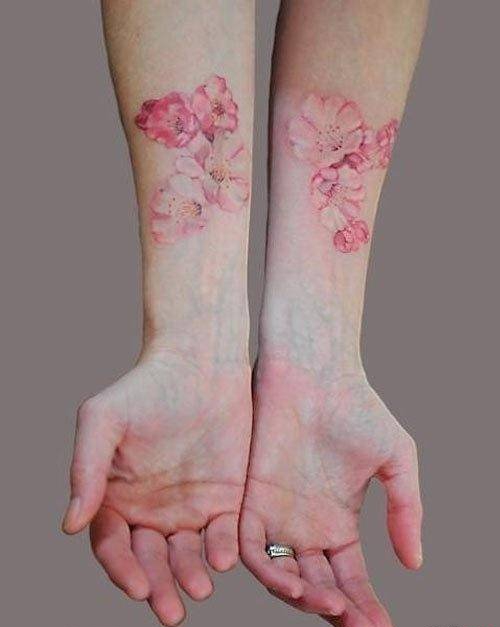点击大图看下一张：女生手臂上彩色渐变纹身小清新植物纹身图片