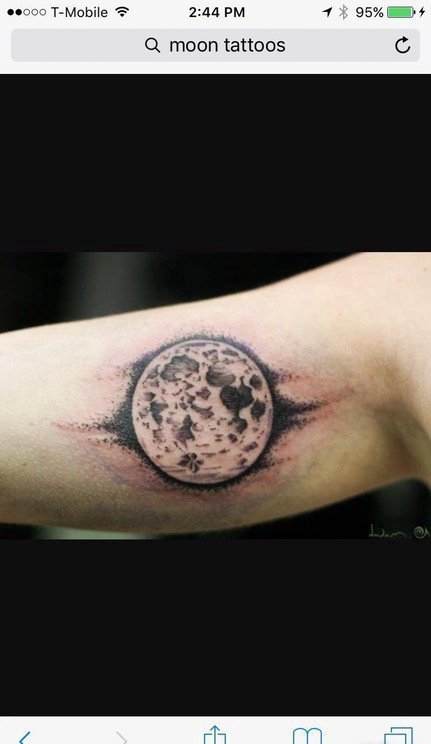 点击大图看下一张：手臂上黑白纹身点刺技巧纹身月亮图片