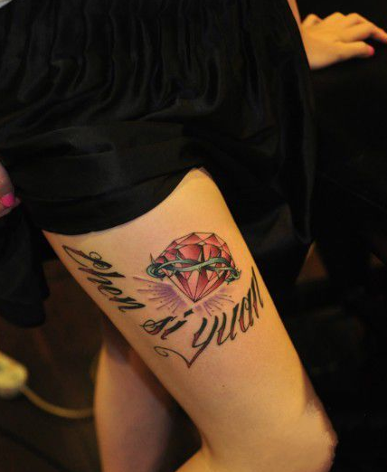 点击大图看下一张：欧美花体英文钻石大腿纹身图案