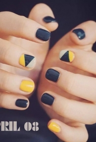 简单的黑色搭配黄色短指甲几何图形彩绘美甲图片