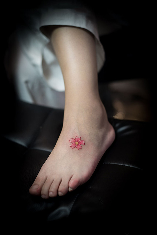 点击大图看下一张：脚背樱花小清新彩绘纹身图案