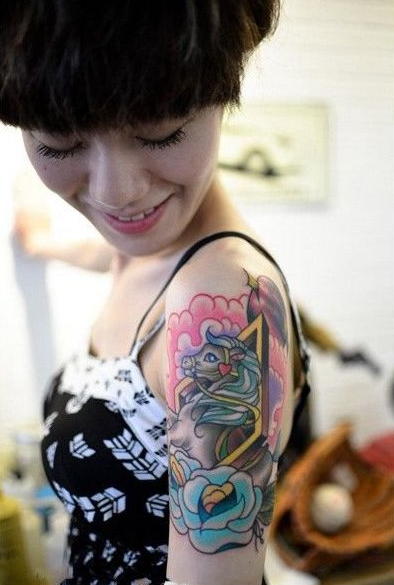 点击大图看下一张：大臂天马行空的彩绘纹身图案