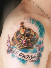 男生手臂潮流好看的皇冠字母刺青图片