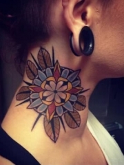 美女颈部大型彩色花朵纹身图案