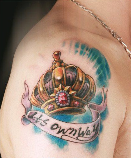 点击大图看下一张：男生手臂潮流好看的皇冠字母刺青图片