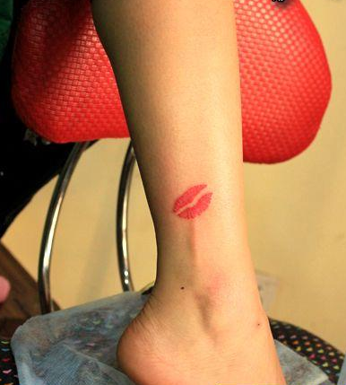 点击大图看下一张：脚踝好看的美女唇印纹身图案
