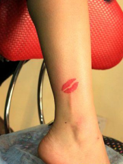 脚踝好看的美女唇印纹身图案