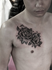 时尚男胸部漂亮的玫瑰花纹身图案
