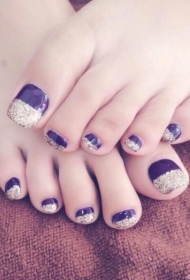 简单的紫色指甲油搭配银色亮片法式脚趾甲美甲图片
